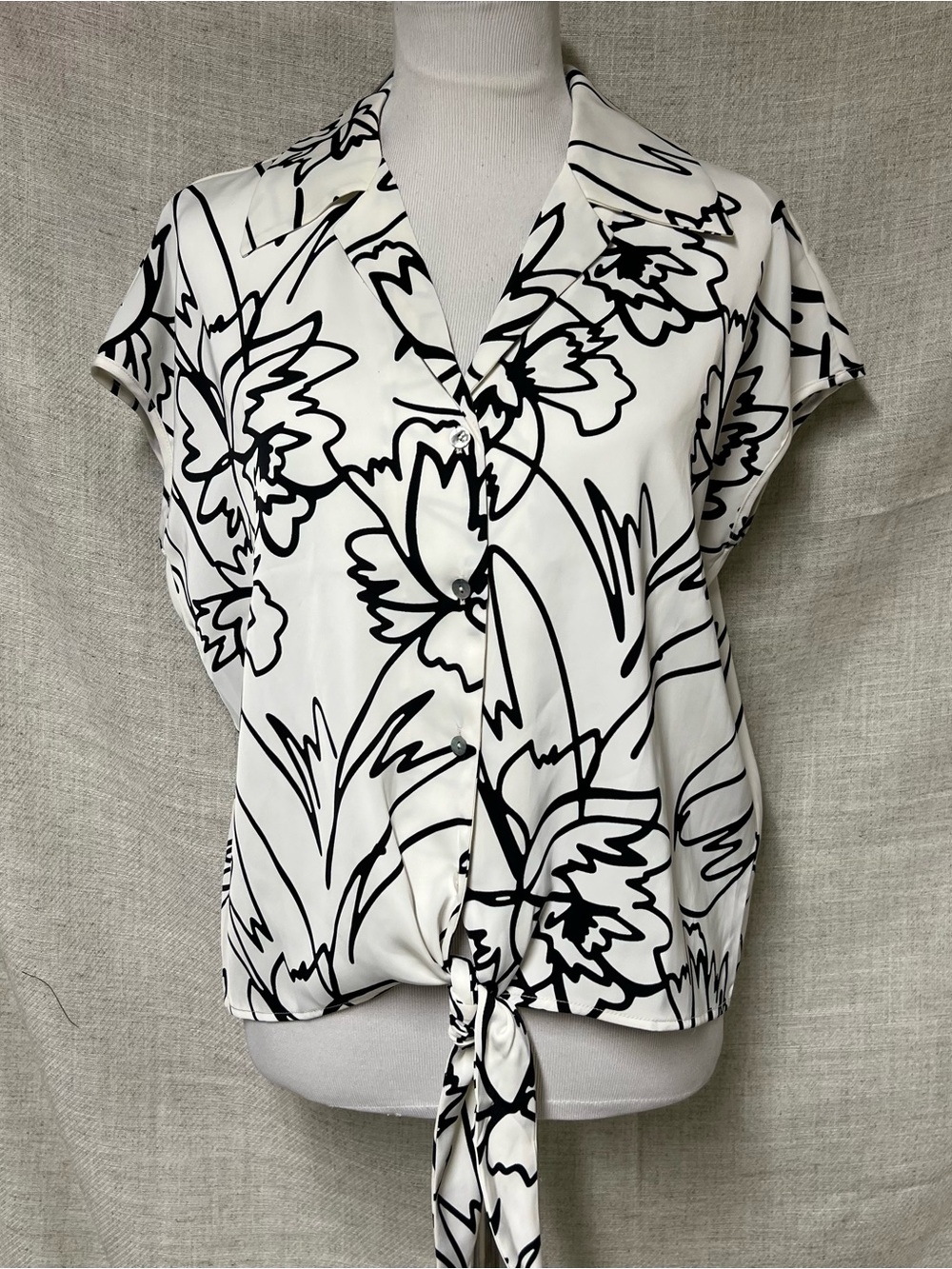 Women's Black & White Floral Tie-Front Blouse